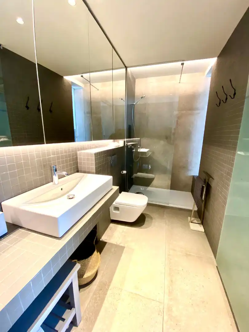 Badezimmer von Wohnung zum Verkauf in Barcelona mit Klimaanlage, Heizung und Parkett