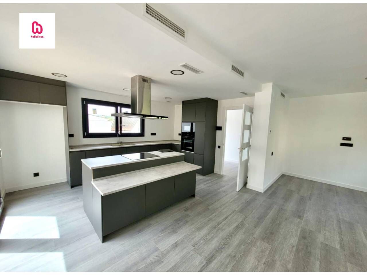 Cuina de Casa o xalet en venda en Cerdanyola del Vallès amb Aire condicionat, Calefacció i Jardí privat