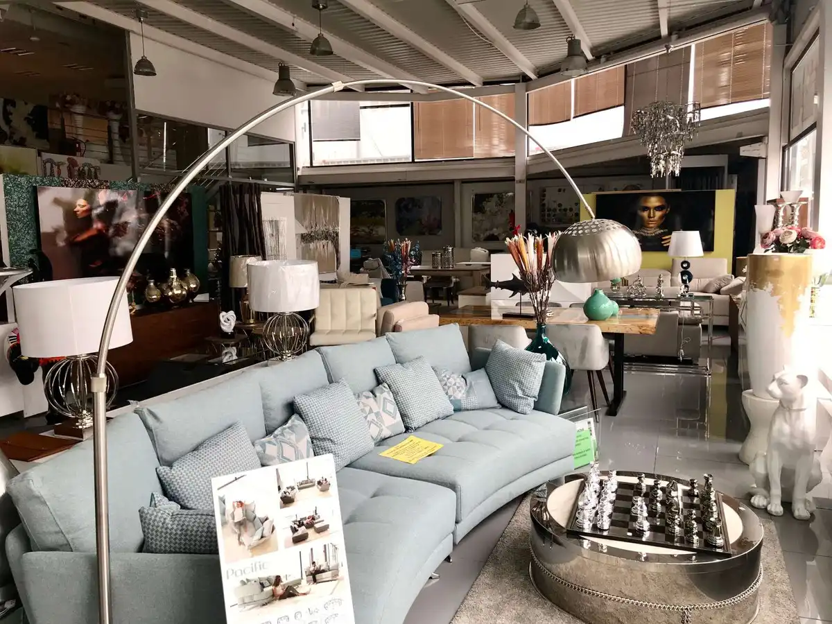 Sala d'estar de Local en venda en Marbella amb Aire condicionat i Alarma