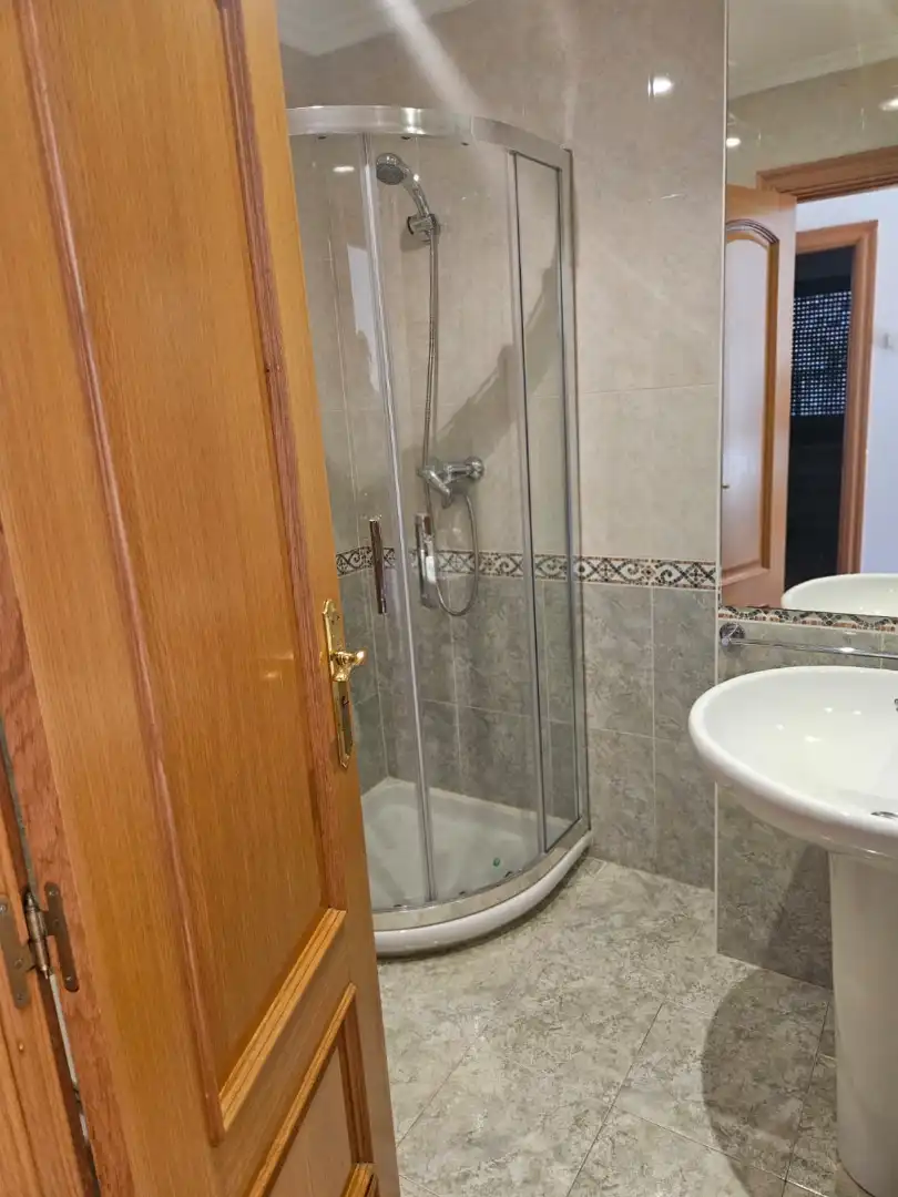 Badezimmer von Einfamilien-Reihenhaus zum Verkauf in Aia mit Heizung, Privatgarten und Terrasse