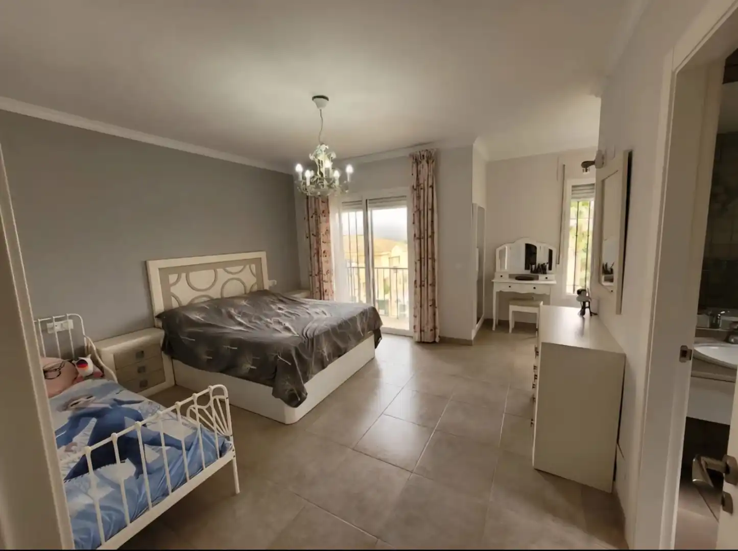 Habitación de Casa adosada en venta en Alhaurín de la Torre con Aire acondicionado, Jardín privado y Terraza