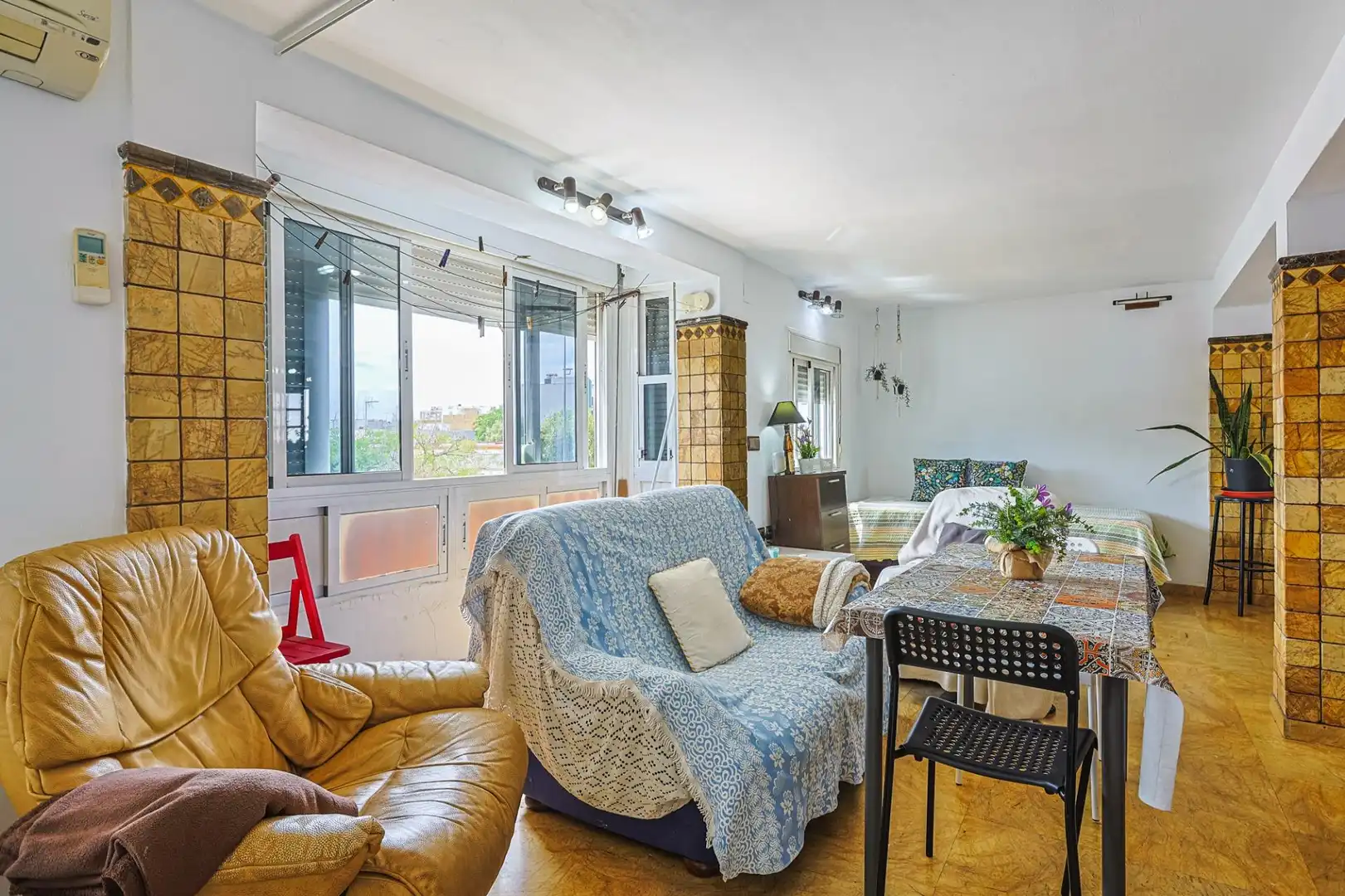 Living room of Flat for sale in Sevilla  with Air Conditioner and Balcony