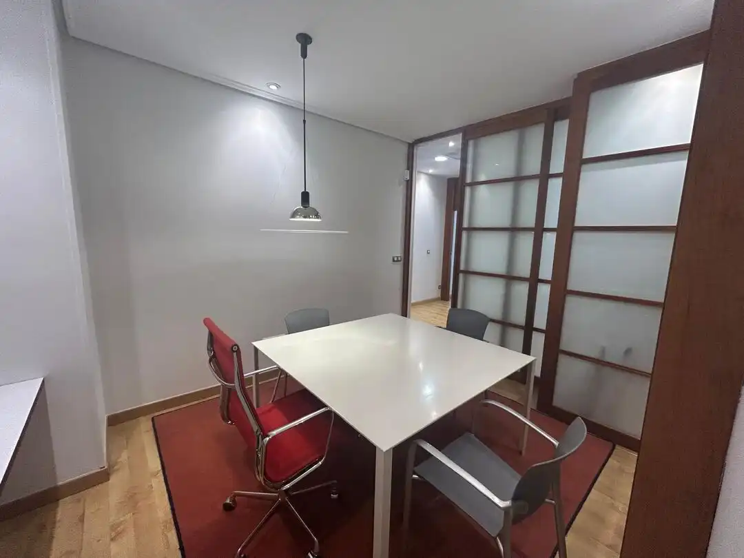 Büro zur Miete in Vitoria - Gasteiz mit Klimaanlage und Heizung