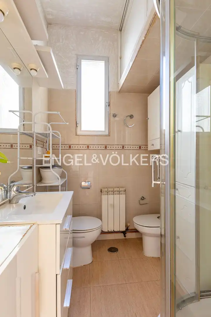 Badezimmer von Dachboden zum Verkauf in Madrid mit Klimaanlage, Heizung und Terrasse