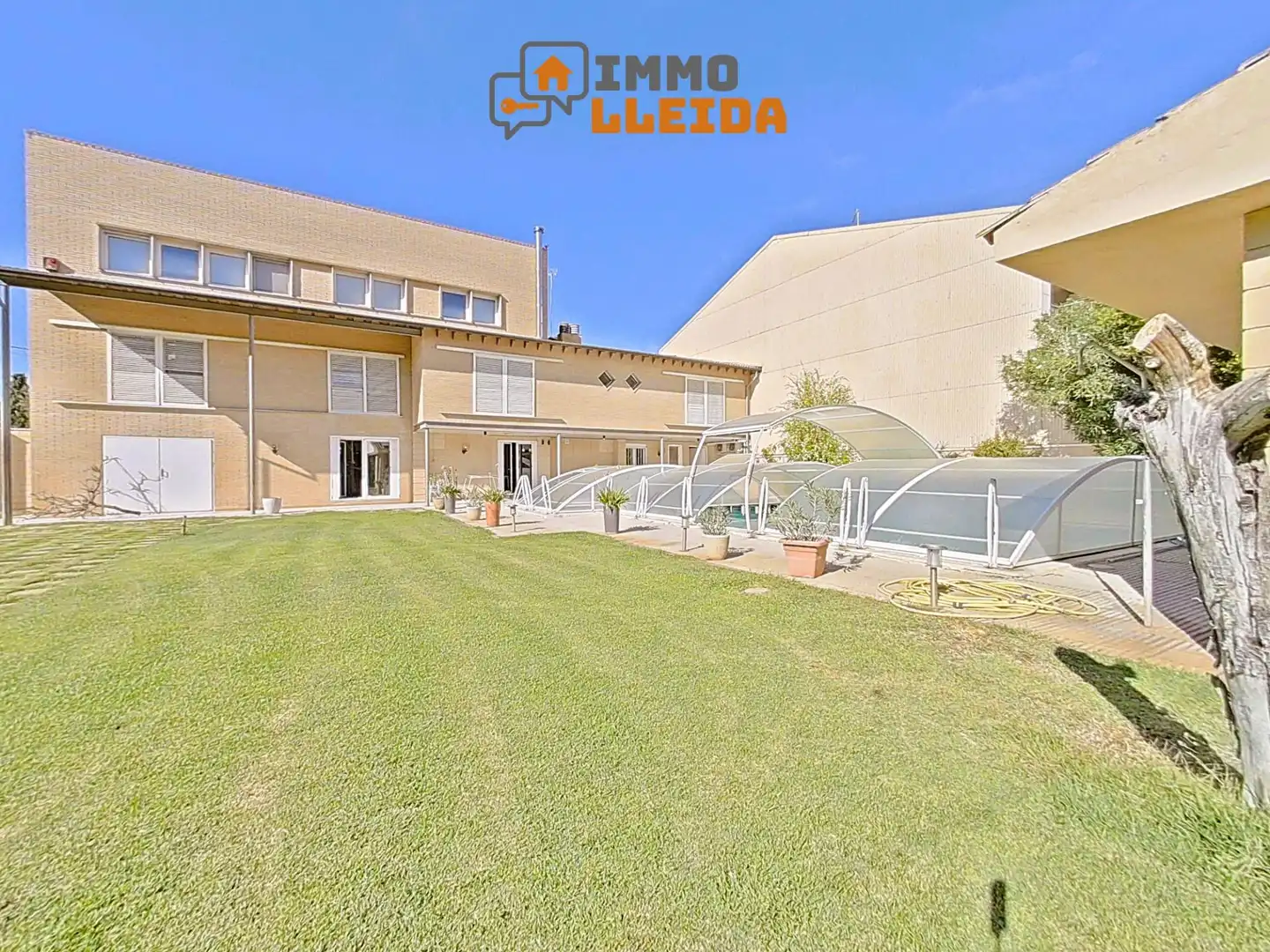Chalet con piscina en venta en Calle RIU 23, imagen 2