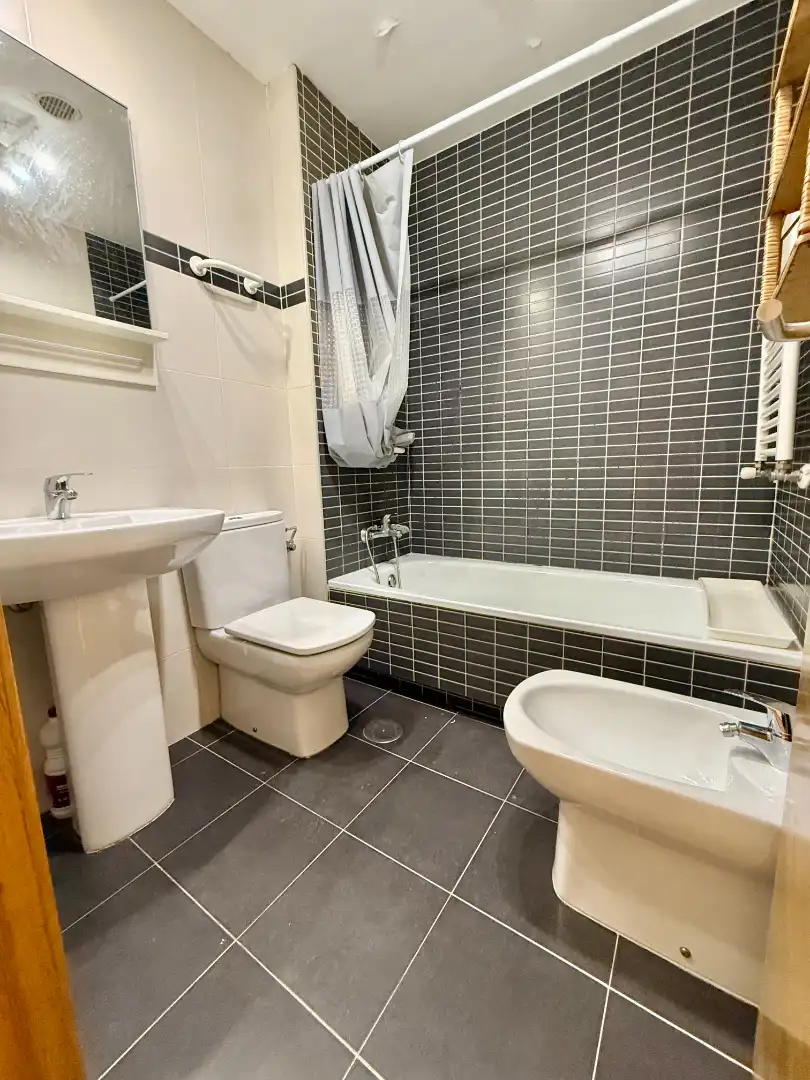 Baño de Piso en venta en Madrid con Calefacción, Terraza y Trastero