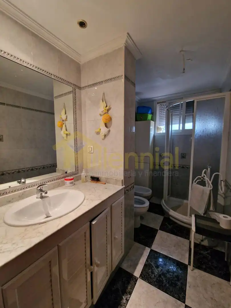 Bathroom of Flat for sale in Sevilla  with Air Conditioner