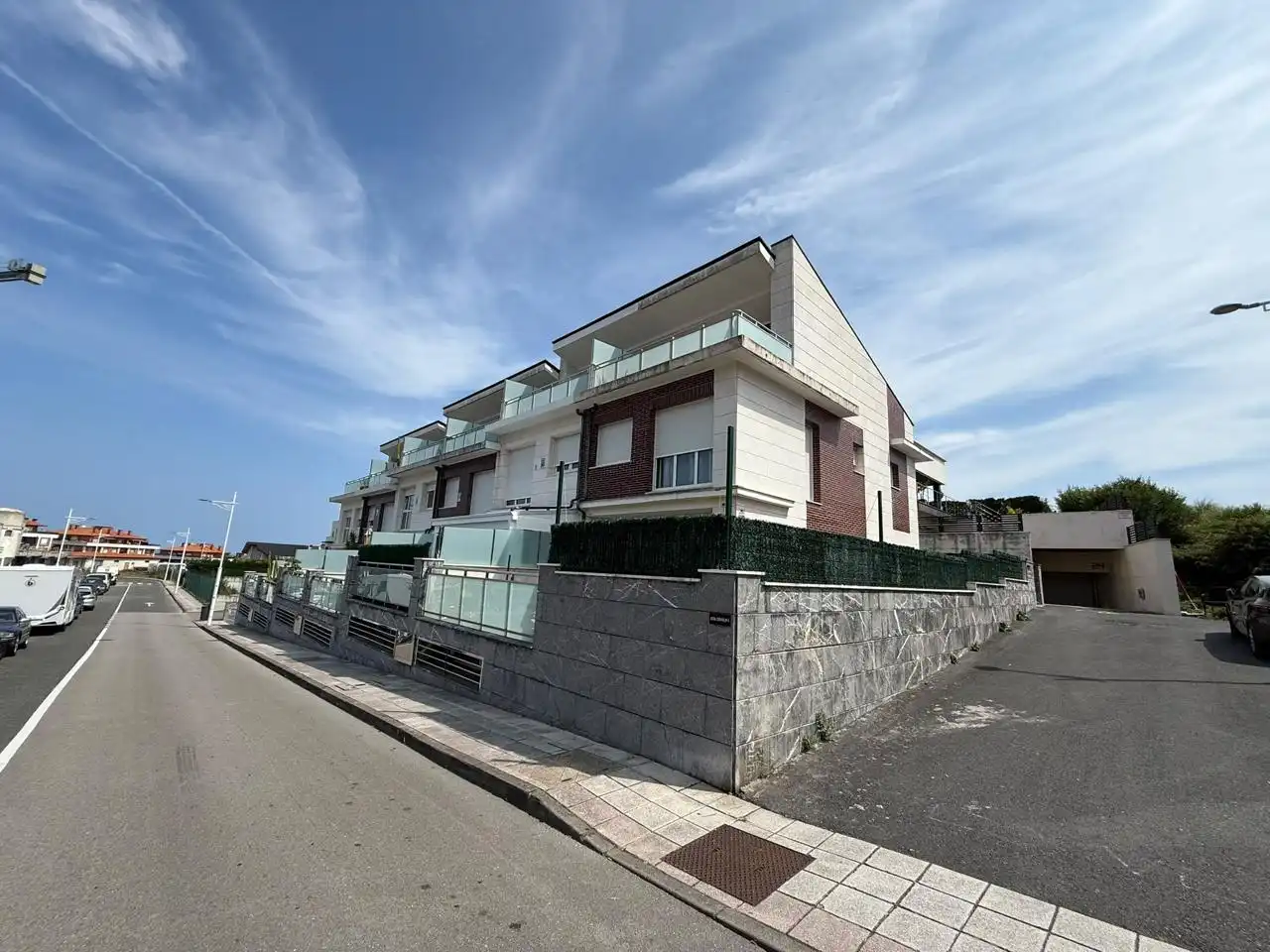 Vista exterior de Casa adosada en venda en Castro-Urdiales amb Calefacció, Parquet i Balcó