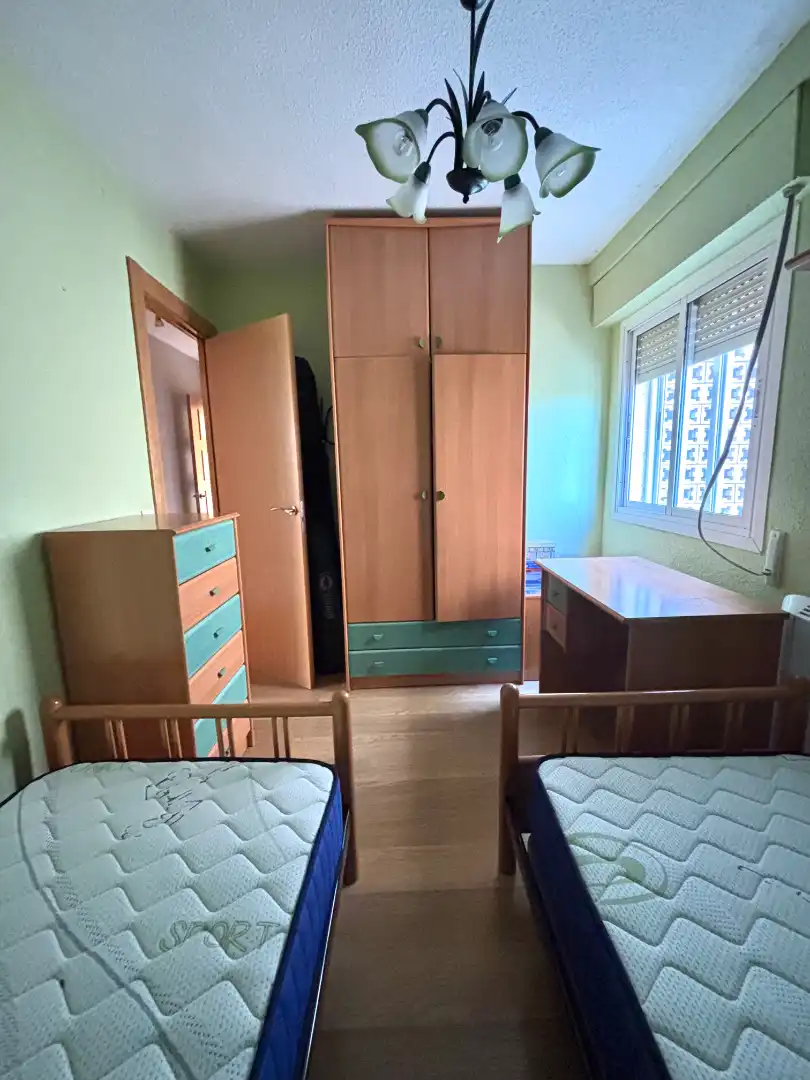 Schlafzimmer von Wohnung zum Verkauf in Plasencia mit Klimaanlage, Parkett und Ofen
