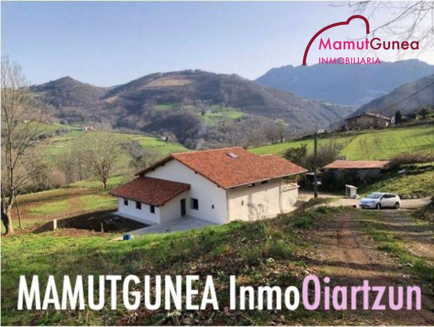 Vista exterior de Casa adosada en venda en Oiartzun amb Jardí privat