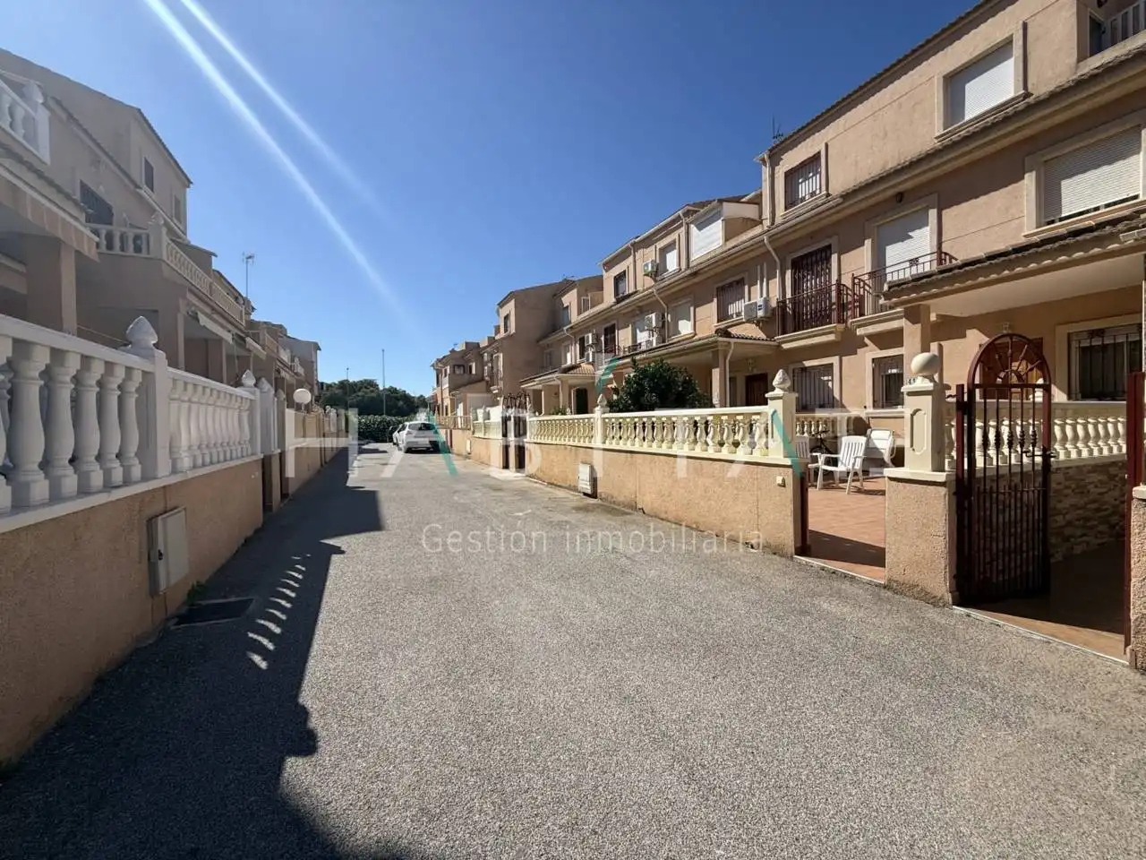 Vista exterior de Dúplex en venda en Orihuela amb Aire condicionat, Calefacció i Jardí privat