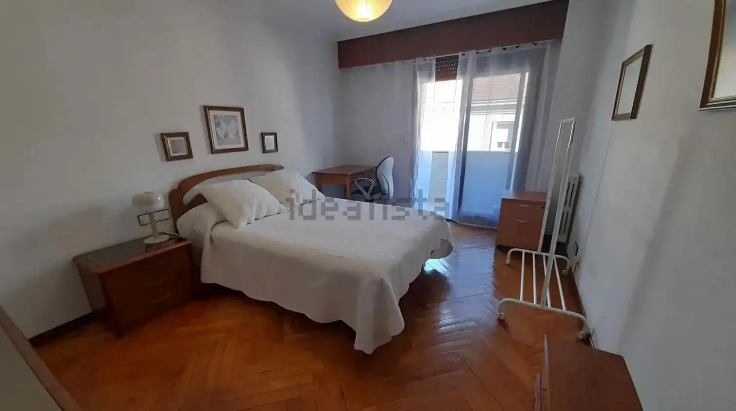 Dormitori de Pis de lloguer en Ourense Capital  amb Calefacció, Parquet i Balcó