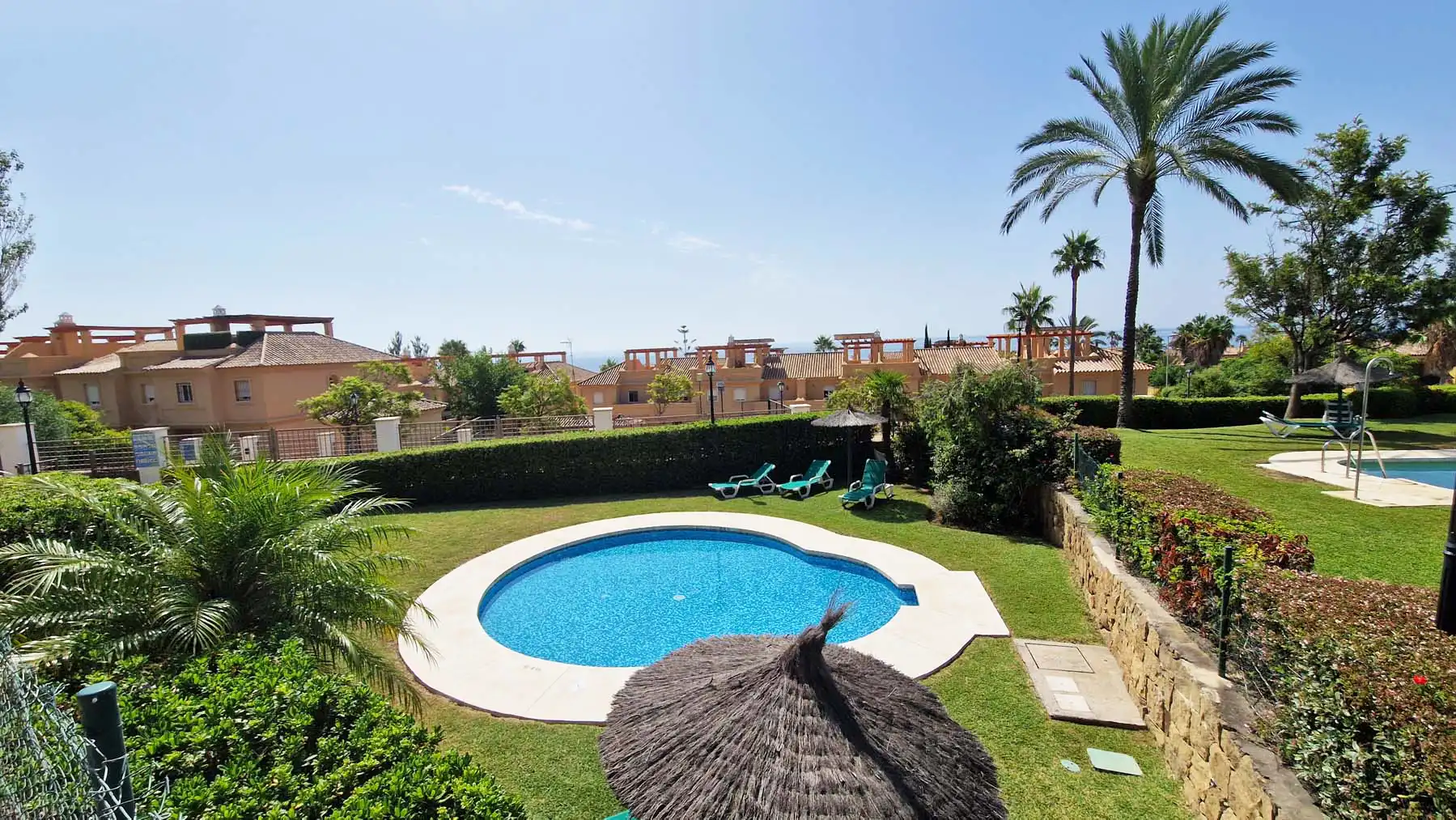Garten von Einfamilien-Reihenhaus zum Verkauf in Estepona mit Klimaanlage, Privatgarten und Terrasse