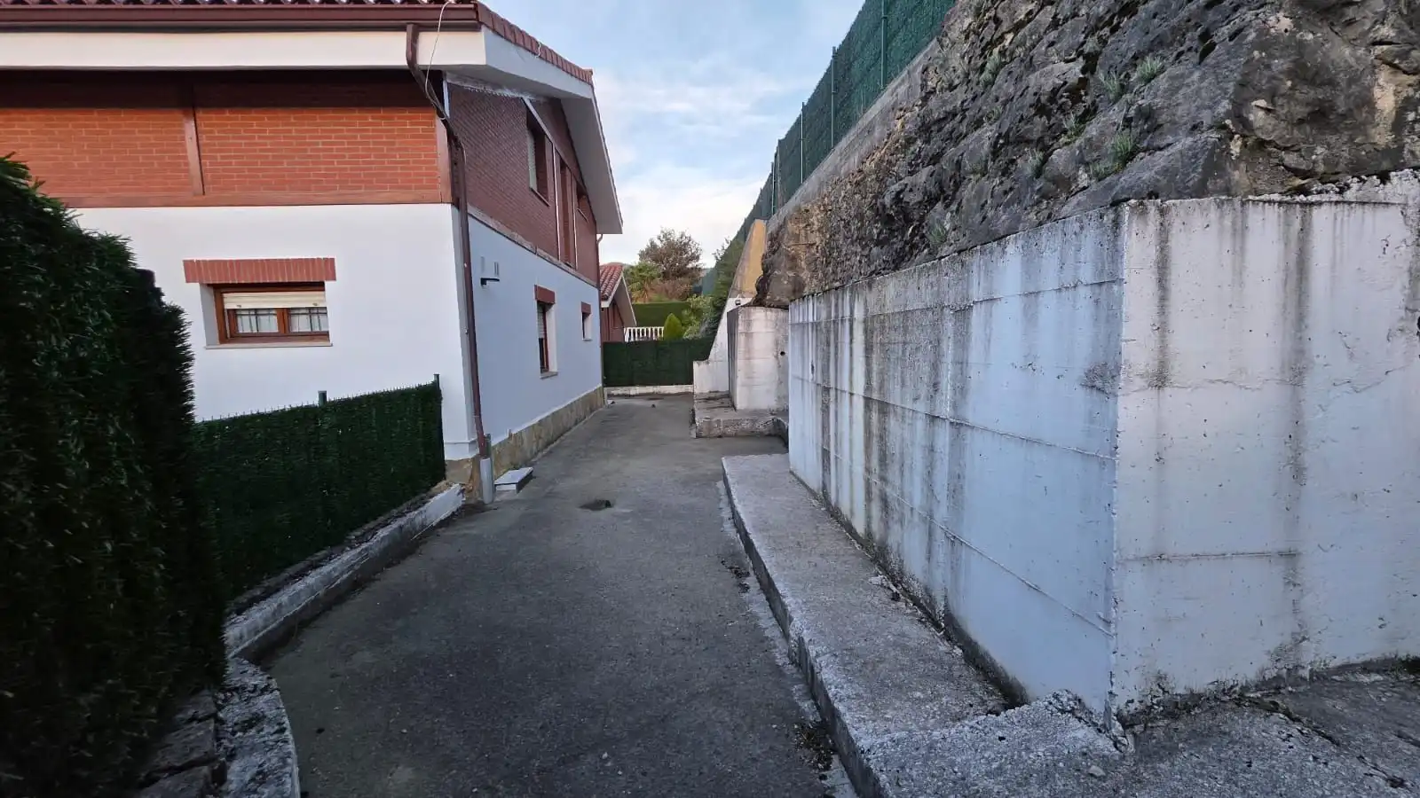Vista exterior de Casa o xalet en venda en Castro-Urdiales amb Calefacció, Jardí privat i Terrassa