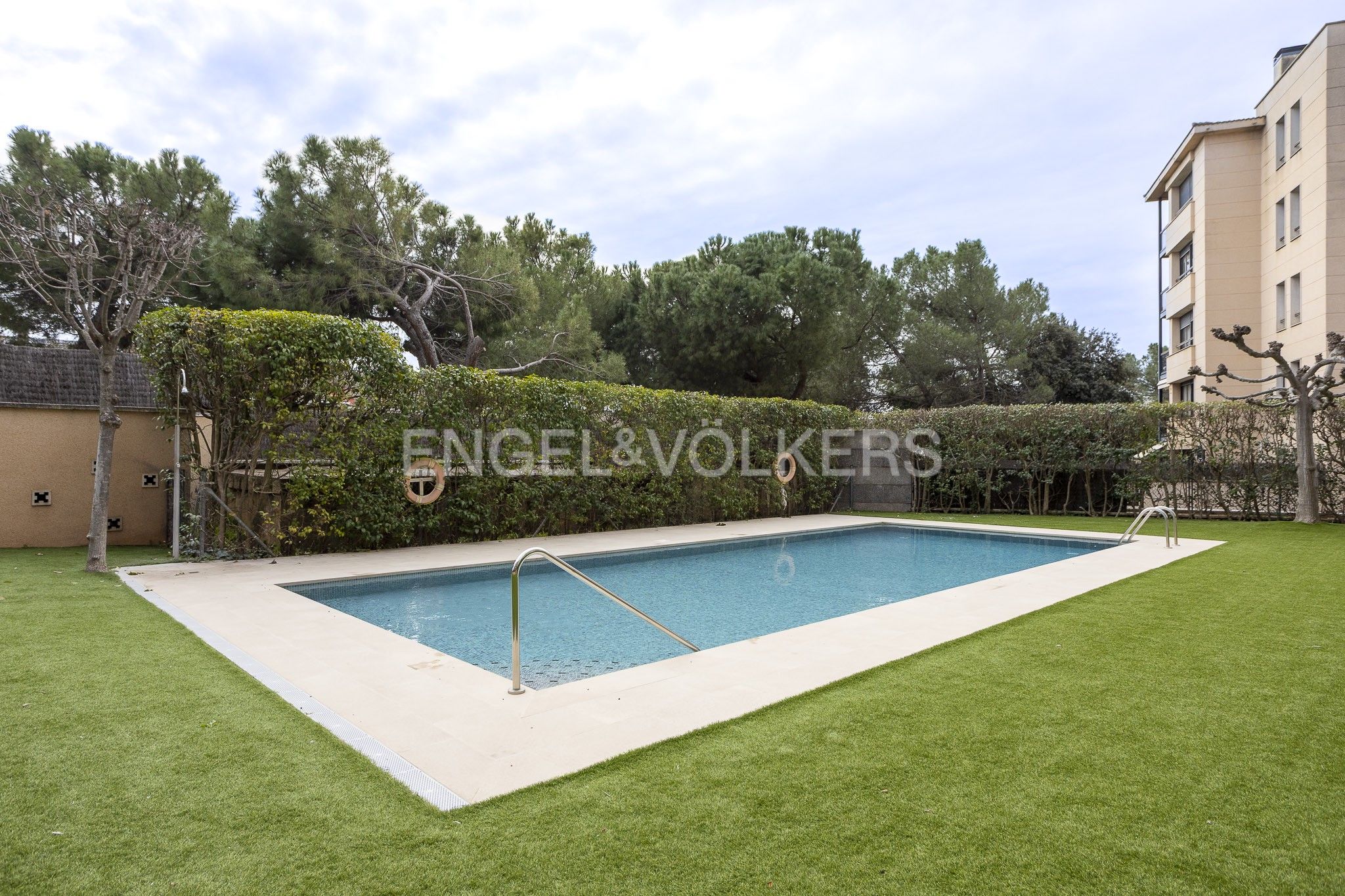 Piscina de Apartament en venda en Manresa amb Calefacció, Parquet i Terrassa