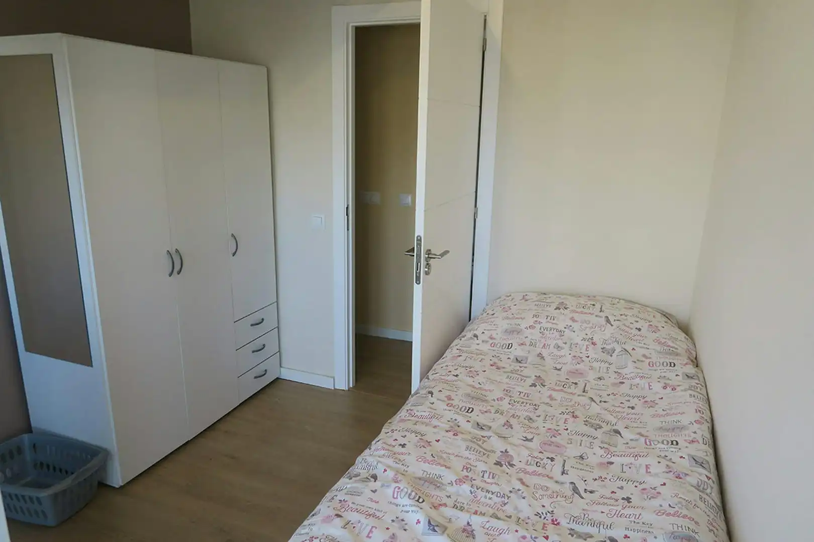 Bedroom of Flat for share in Sevilla  with Air Conditioner, Heating and Furnished