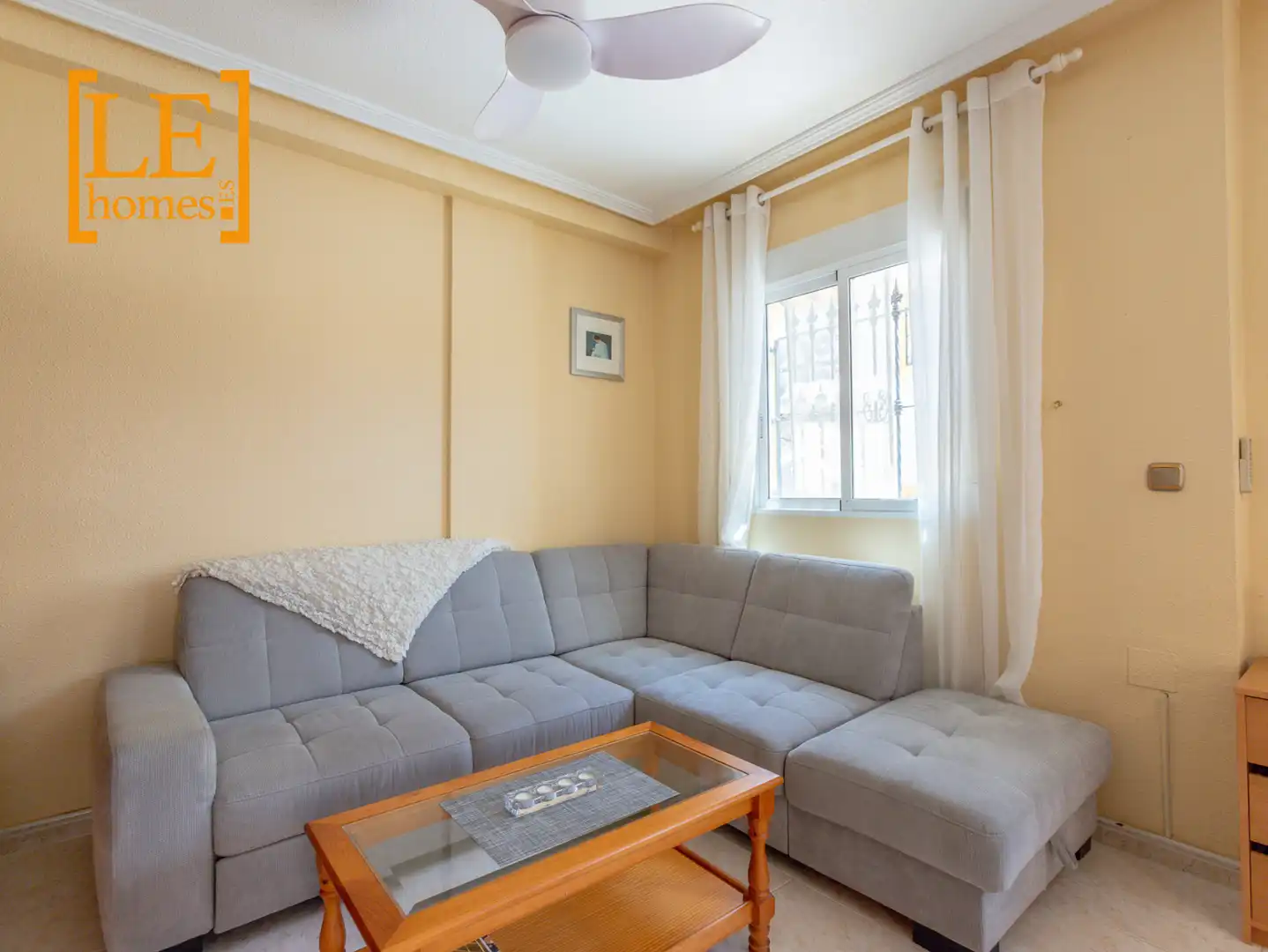Sala d'estar de Casa adosada en venda en Orihuela amb Aire condicionat, Jardí privat i Moblat