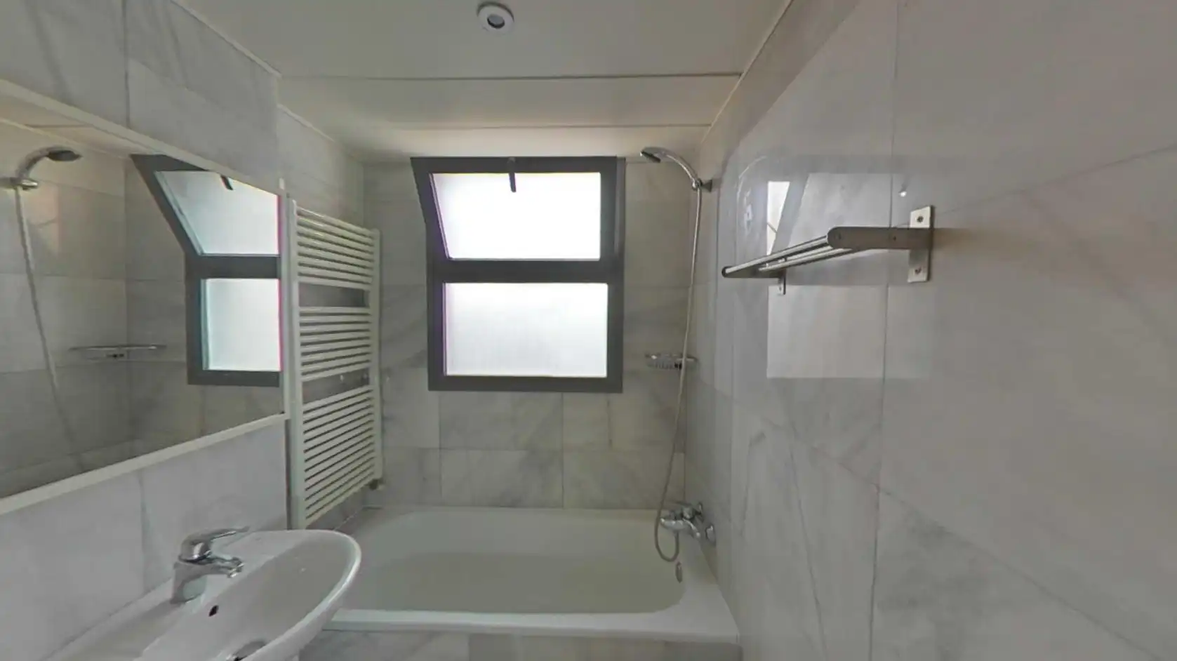 Bathroom of Flat for sale in Madrid  with Air Conditioner, Heating and Storage room