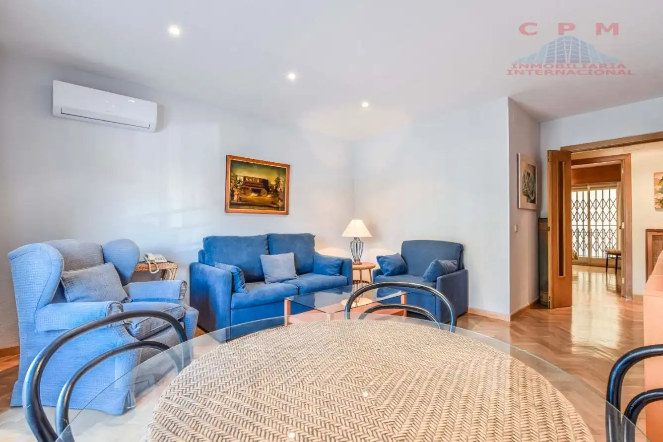 Living room of Flat for rent in Madrid  with Air Conditioner, Heating and Parquet flooring