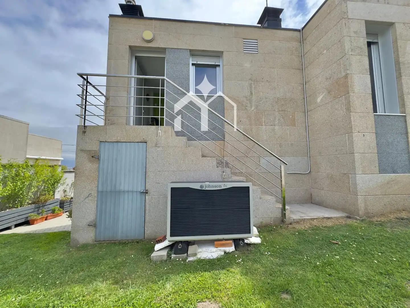 Vista exterior de Casa o xalet en venda en Cangas  amb Calefacció, Parquet i Terrassa