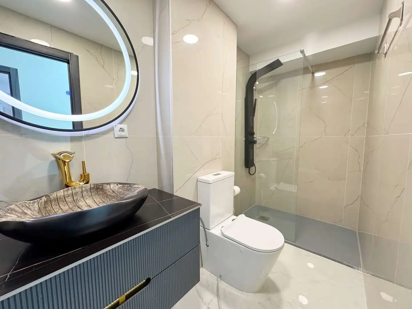 Baño de Piso en venta en Alicante / Alacant con Aire acondicionado, Terraza y Trastero
