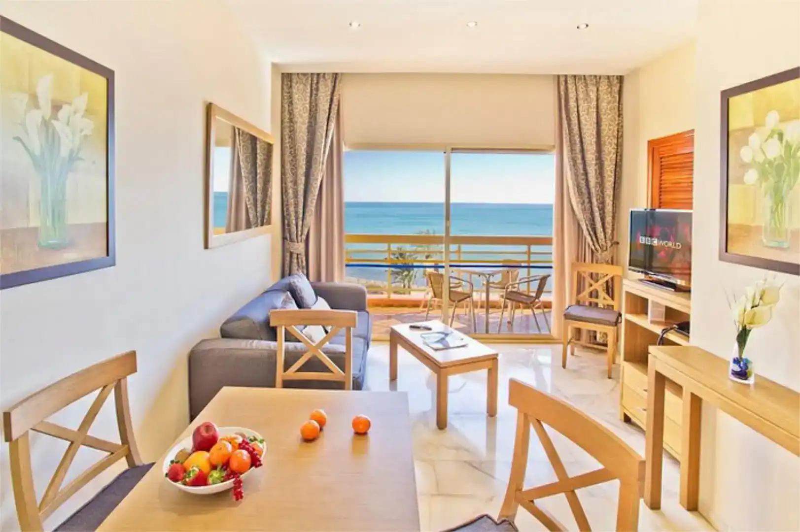 Sala de estar de Apartamento de alquiler en Benalmádena con Aire acondicionado, Jardín privado y Parquet