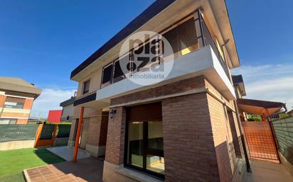 Vista exterior de Casa adosada en venda en Burgos Capital amb Aire condicionat, Calefacció i Jardí privat