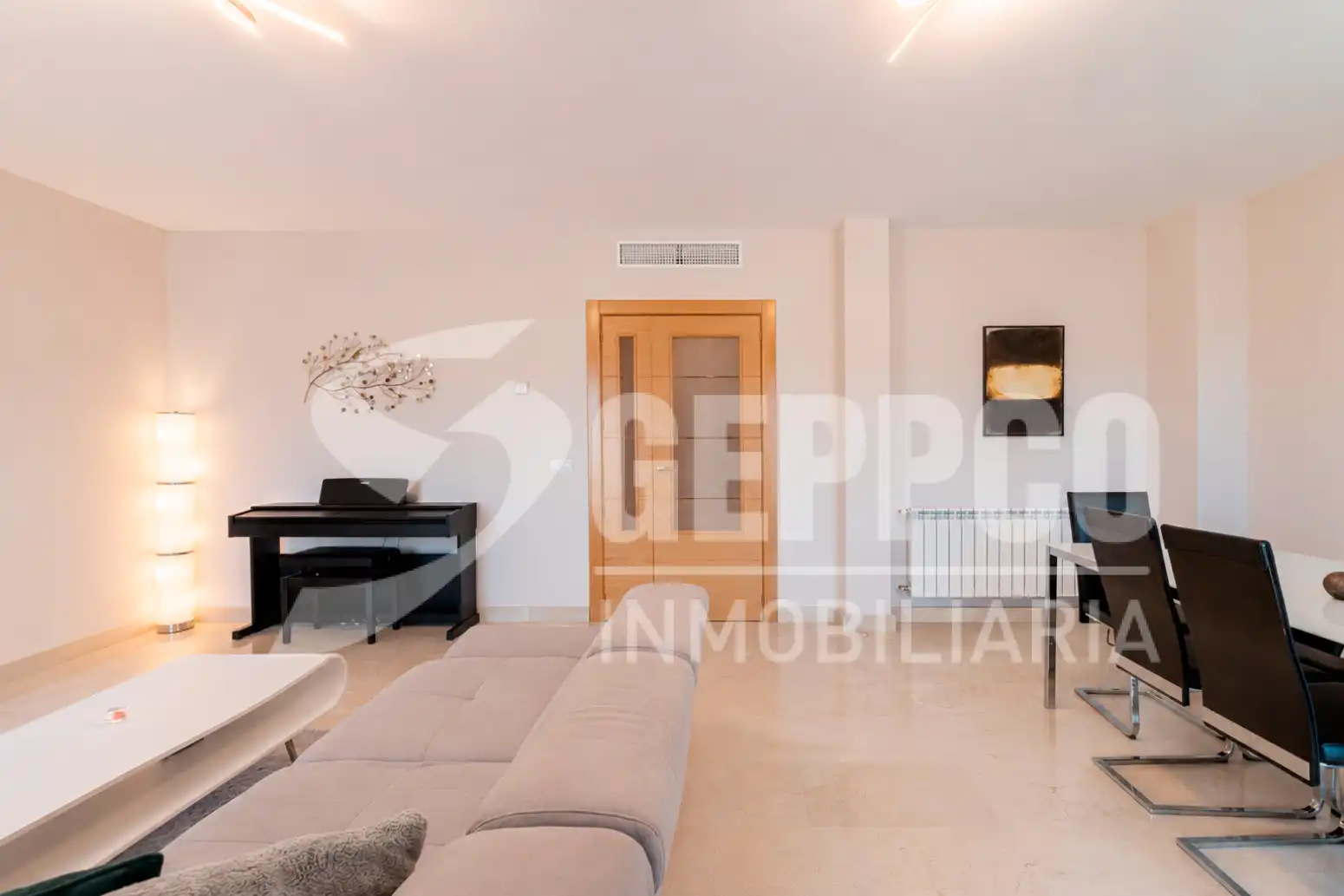 Sala de estar de Casa adosada en venta en Alcalá de Henares con Calefacción, Terraza y Piscina comunitaria