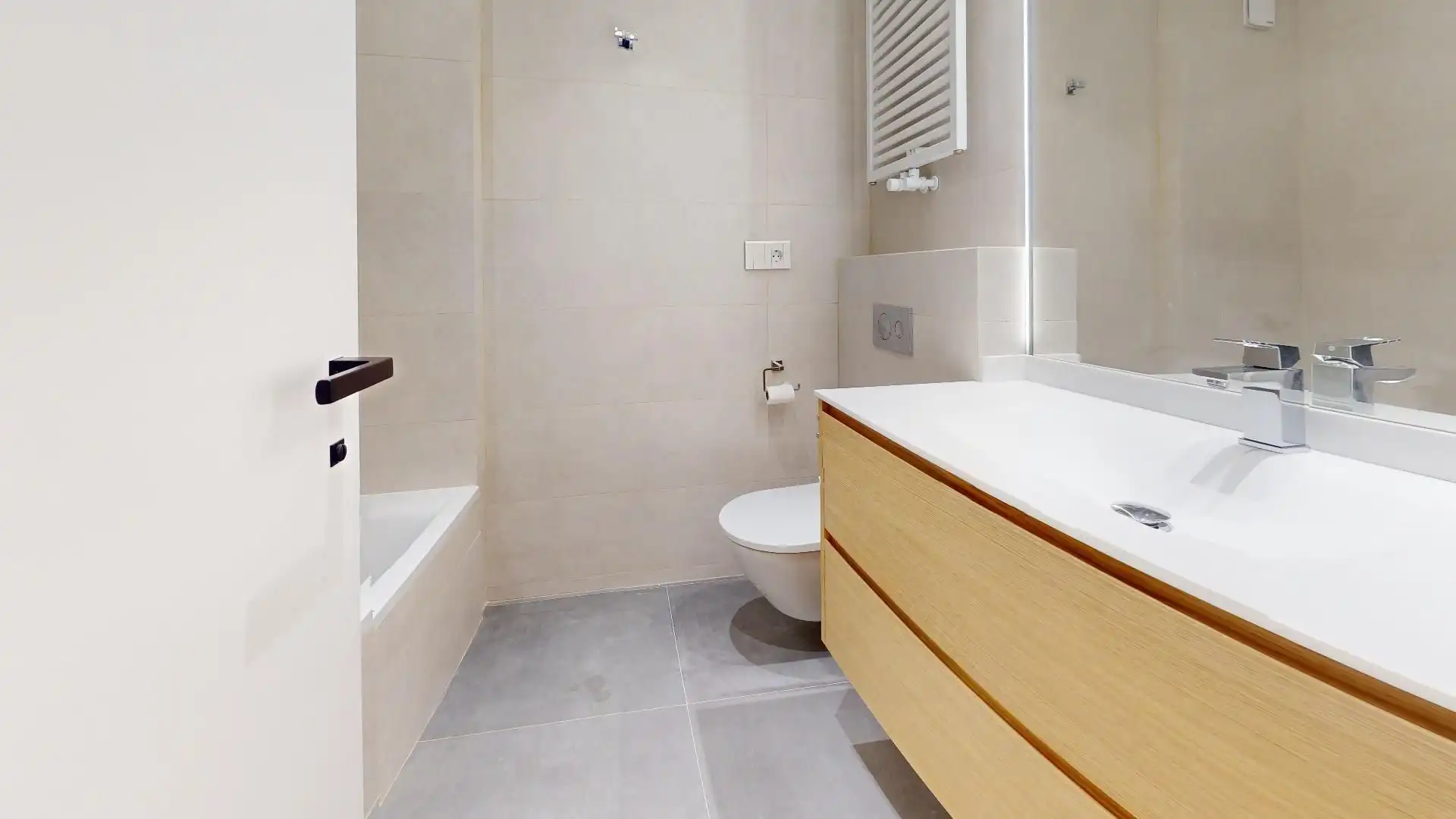 Bathroom of Flat for rent in Madrid  with Air Conditioner, Heating and Storage room