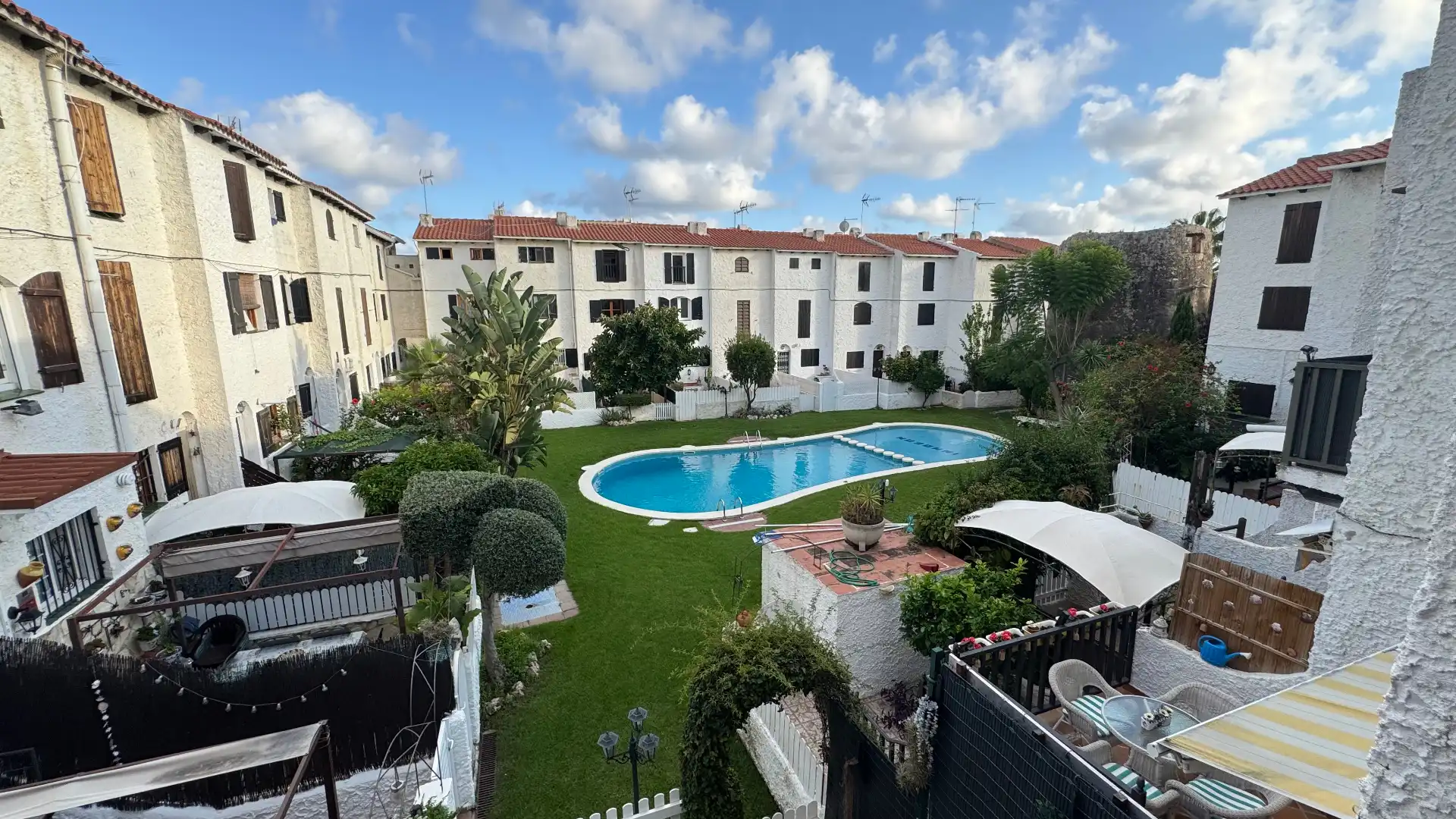 Schwimmbecken von Einfamilien-Reihenhaus zum Verkauf in Torredembarra mit Klimaanlage, Heizung und Privatgarten