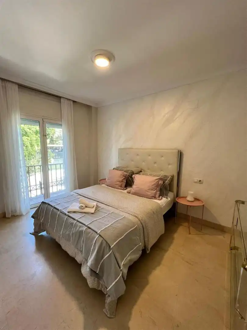 Dormitori de Apartament en venda en Marbella amb Aire condicionat i Terrassa