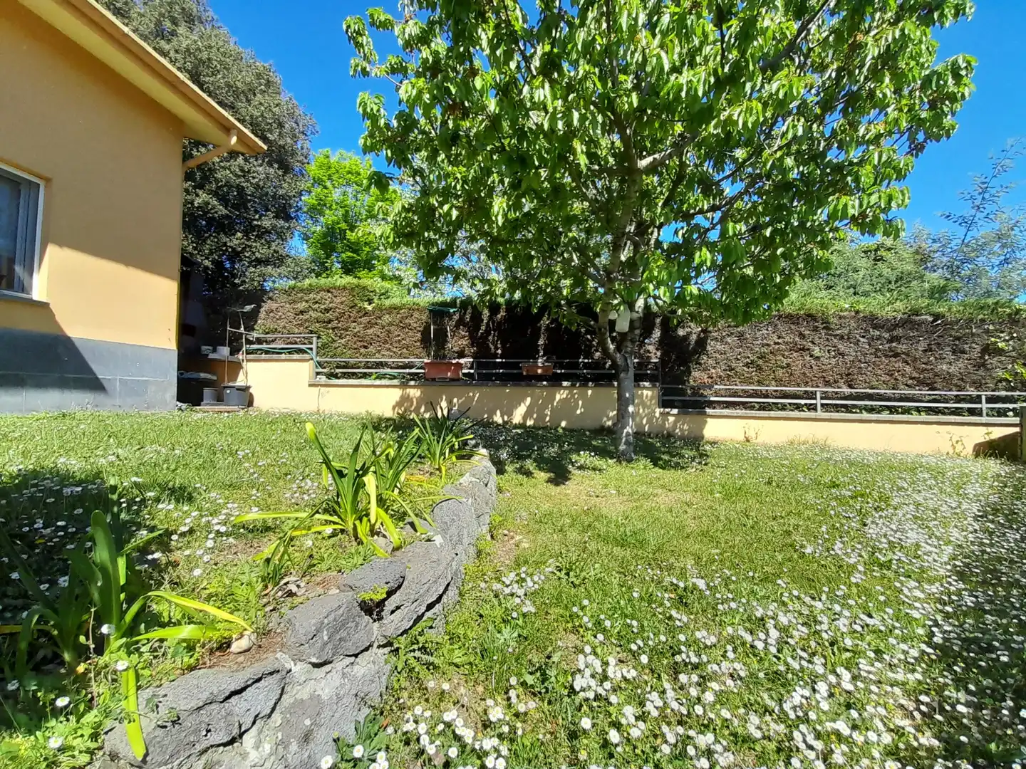 Jardín de Casa adosada en venta en Santa Pau con Aire acondicionado, Calefacción y Terraza