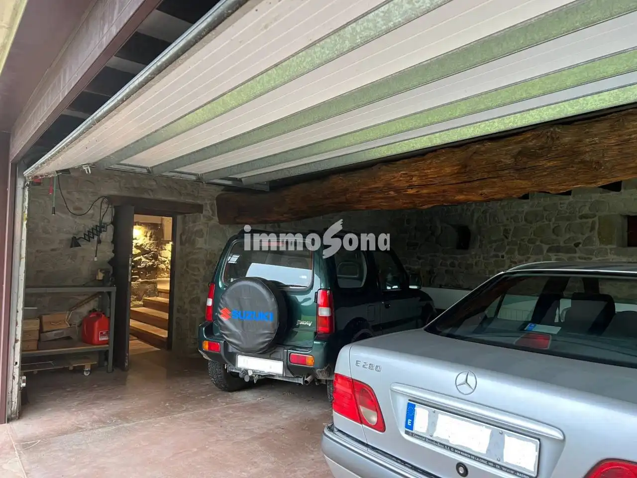 Aparcament de Finca rústica en venda en La Vall d'en Bas amb Calefacció, Jardí privat i Alarma