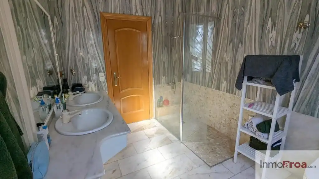 Badezimmer von Haus oder Chalet zur Miete in Riba-roja de Túria mit Klimaanlage, Heizung und Privatgarten