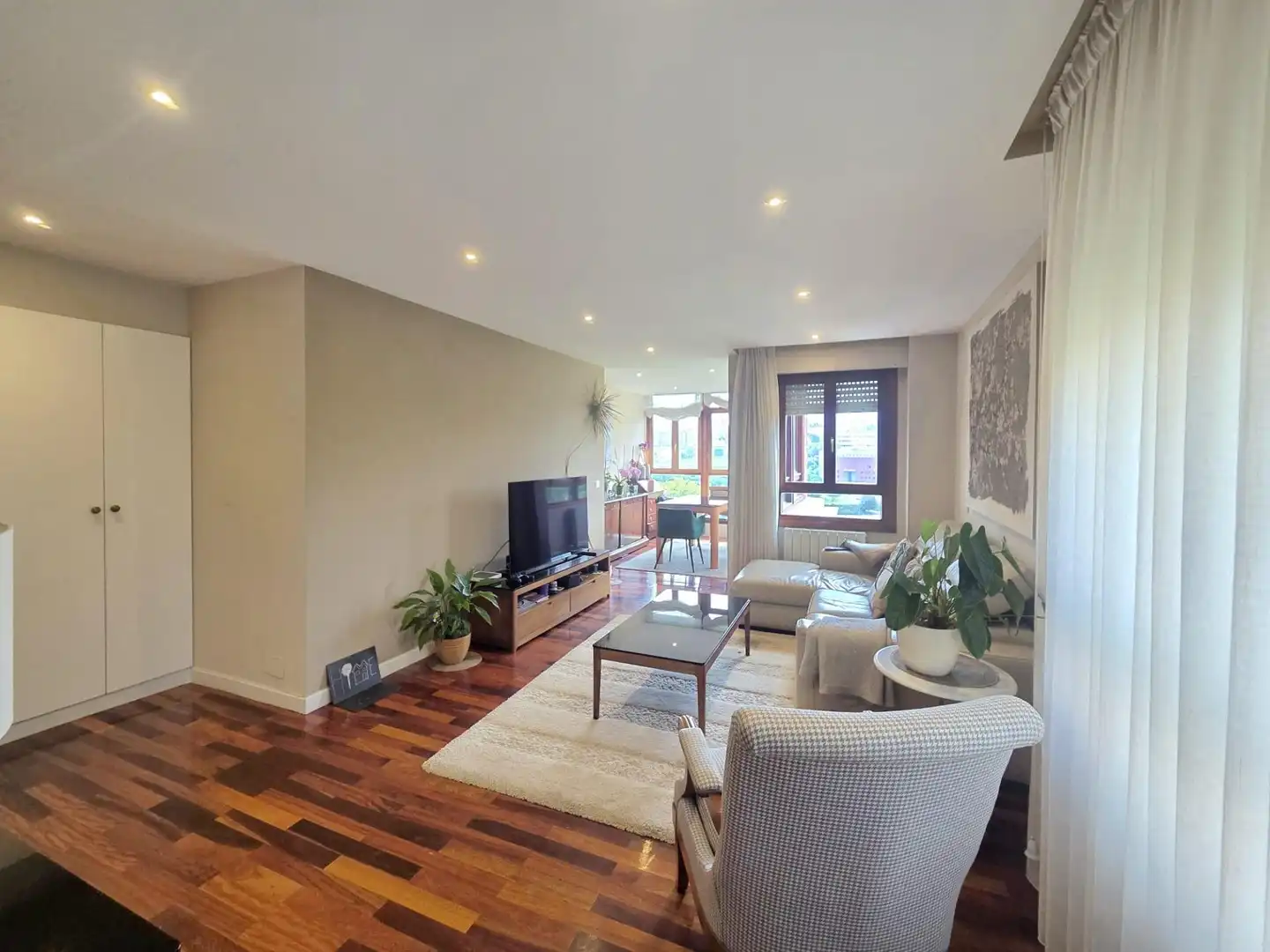 Wohnzimmer von Dachboden zur Miete in Santander mit Heizung, Privatgarten und Parkett