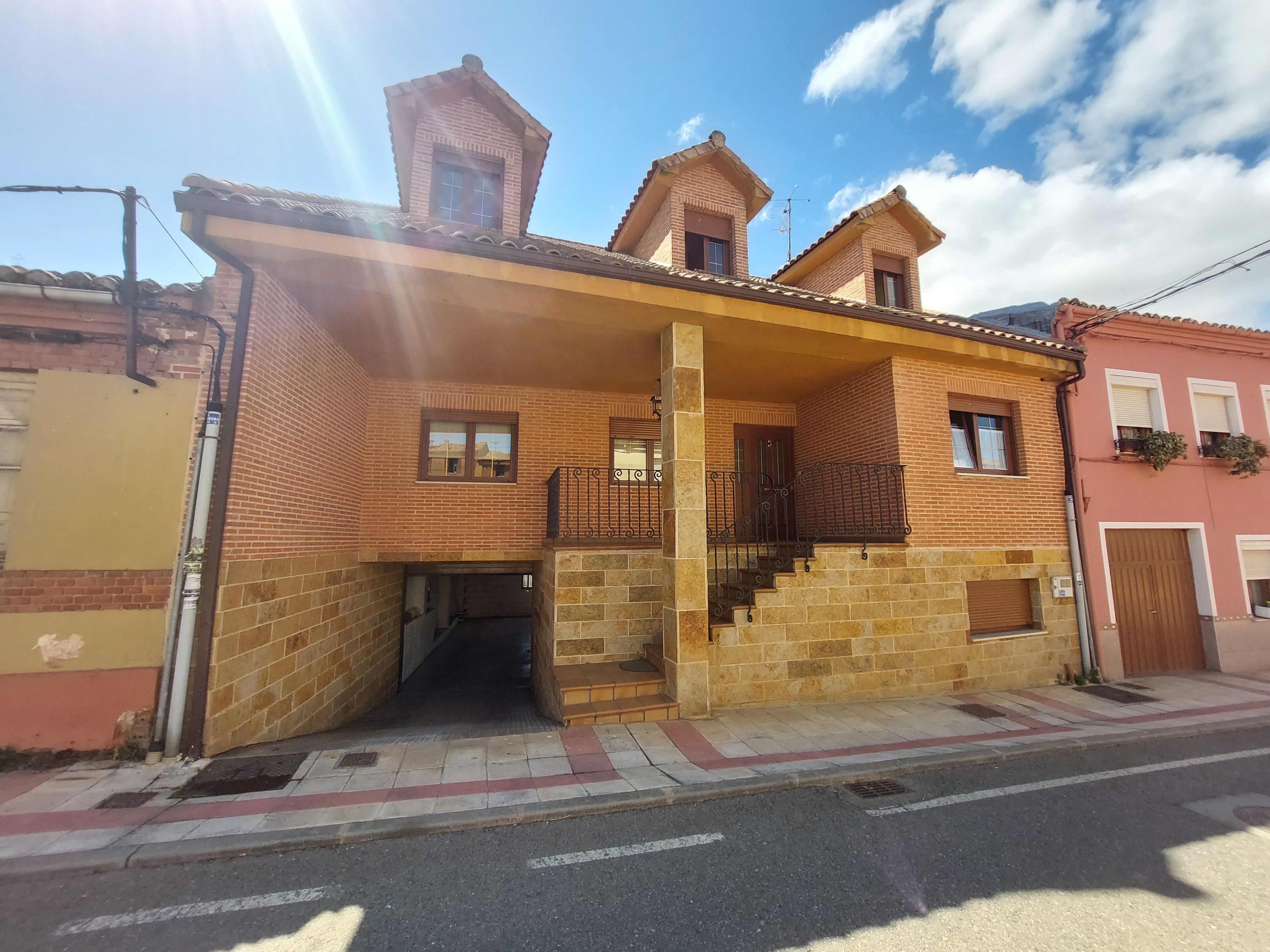 Vista exterior de Casa o xalet en venda en San Andrés del Rabanedo amb Calefacció, Jardí privat i Parquet