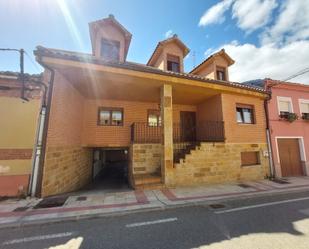 Vista exterior de Casa o xalet en venda en San Andrés del Rabanedo amb Calefacció, Jardí privat i Parquet