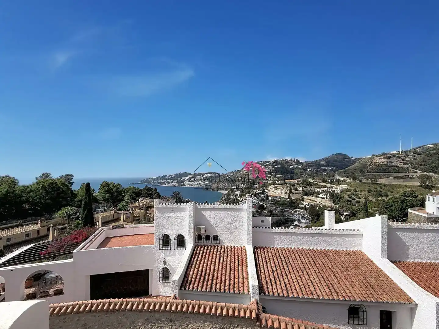 Vista exterior de Casa o xalet en venda en Almuñécar amb Aire condicionat, Piscina i Balcó