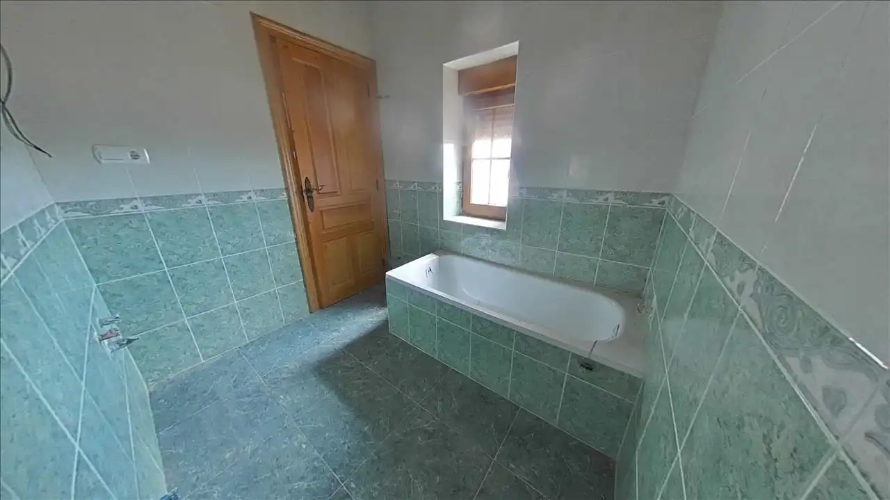 Baño de Casa o chalet en venta en Salinas de Pisuerga con Jardín privado, Parquet y Trastero