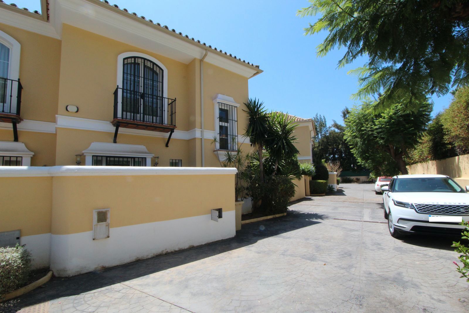 Vista exterior de Casa adosada en venda en Marbella amb Terrassa, Moblat i Piscina comunitària