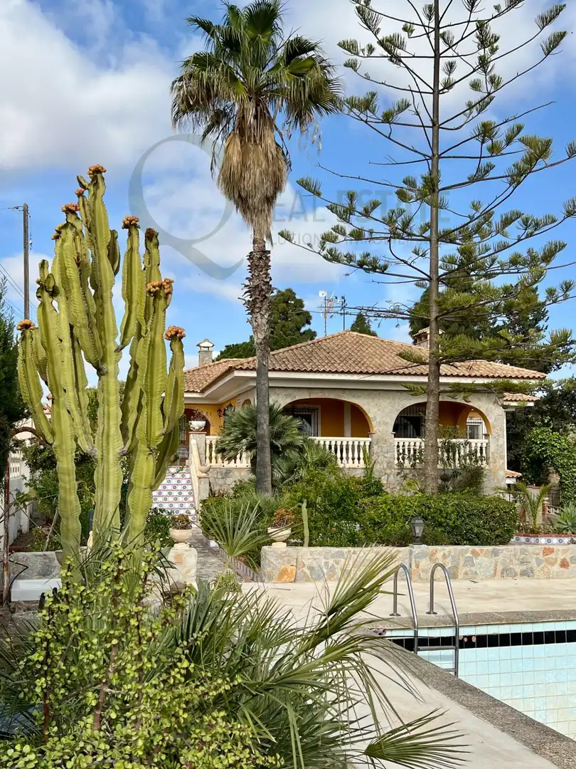 Vista exterior de Casa o xalet en venda en Alicante / Alacant amb Jardí privat, Terrassa i Traster