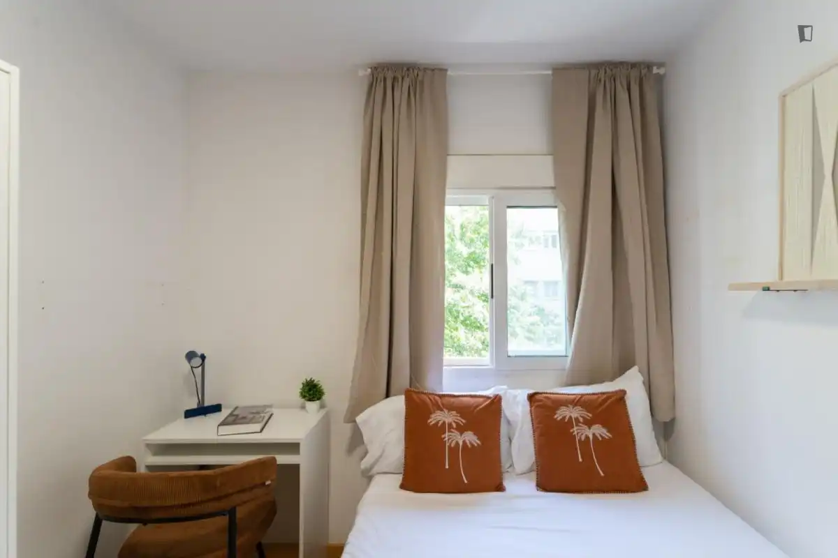 Dormitori de Apartament per a compartir en Madrid amb Calefacció, Moblat i Forn