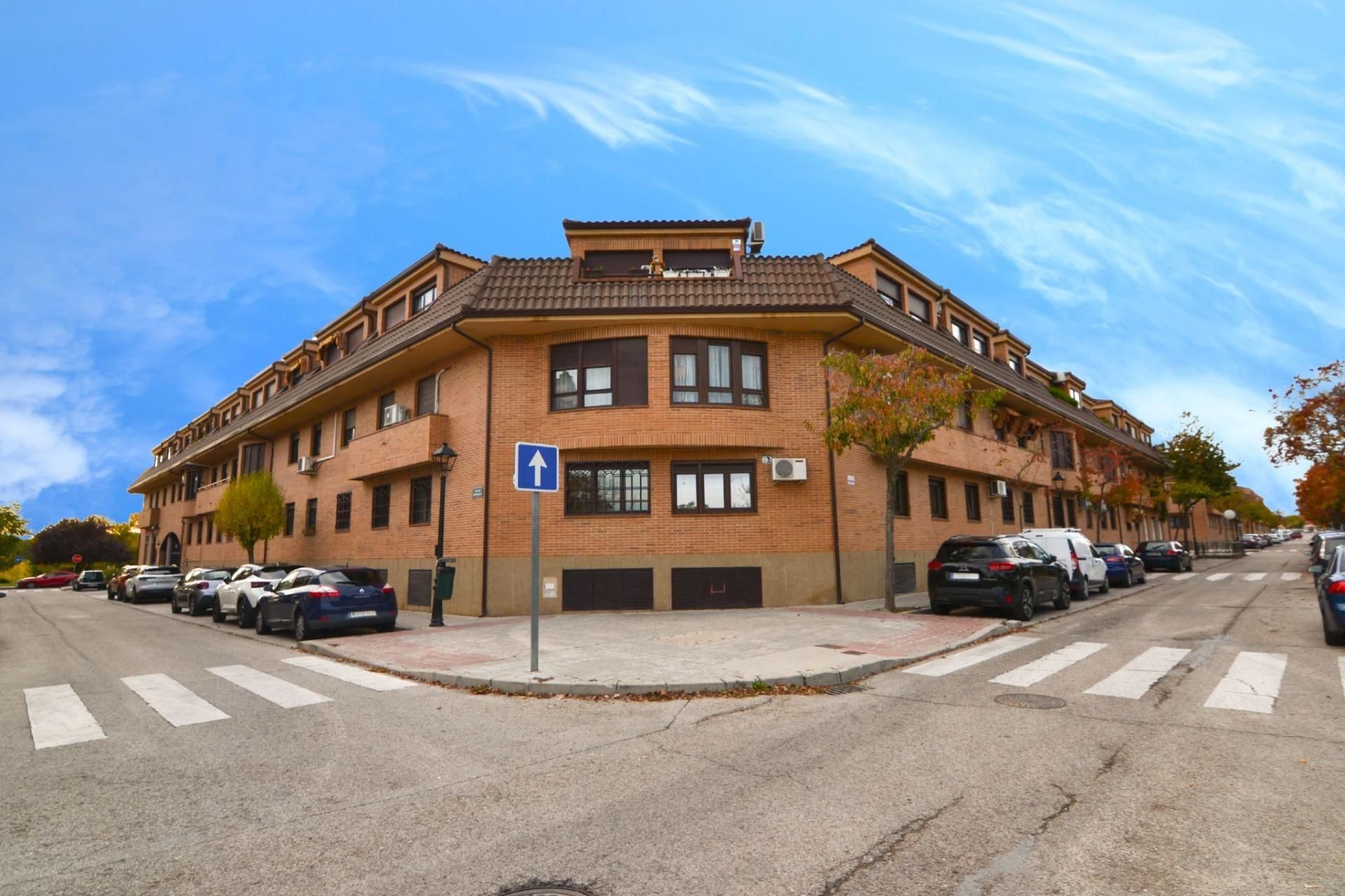 Vista exterior de Dúplex en venda en Brunete amb Calefacció, Parquet i Terrassa
