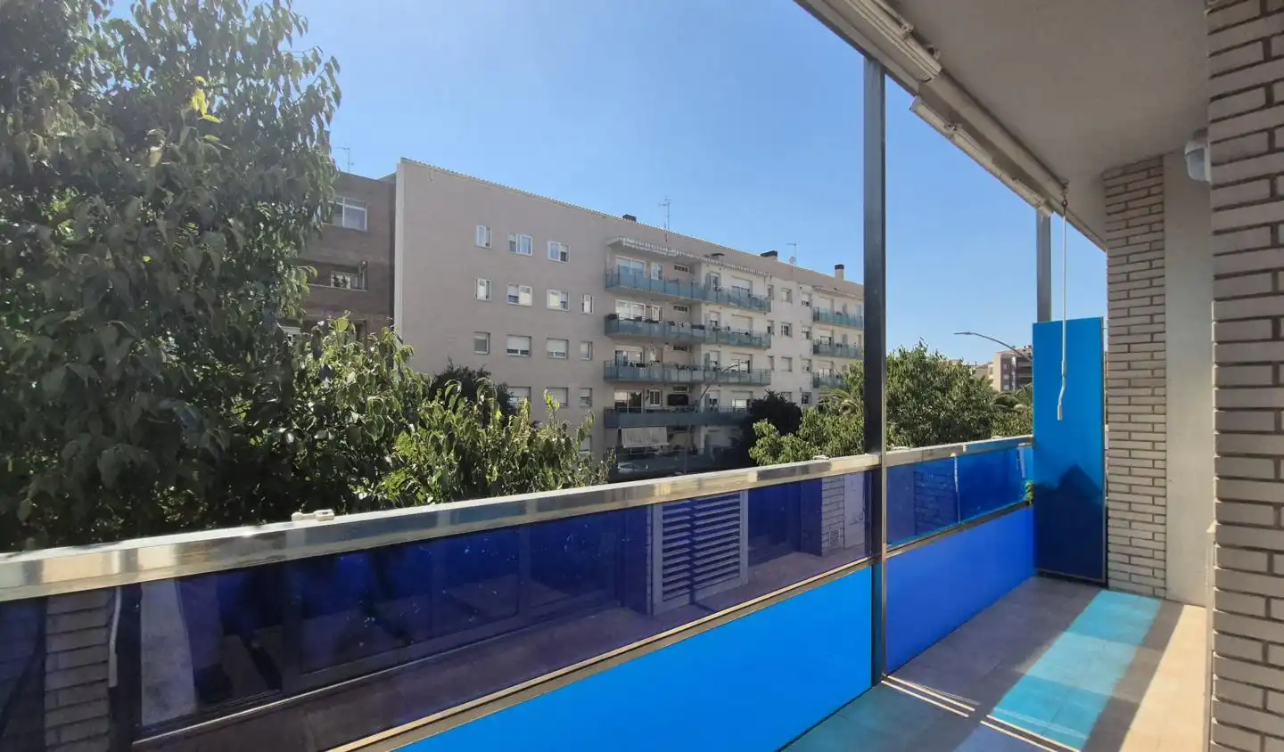 Vista exterior de Pis en venda en Terrassa amb Calefacció i Balcó