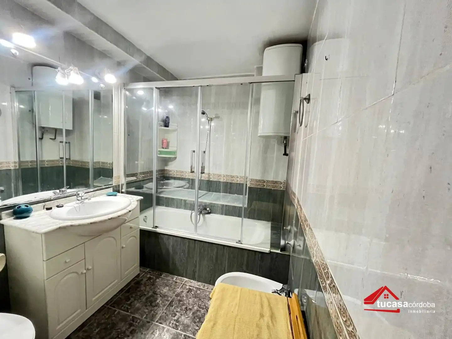 Bathroom of Flat for sale in Córdoba  with Air Conditioner and Terrace