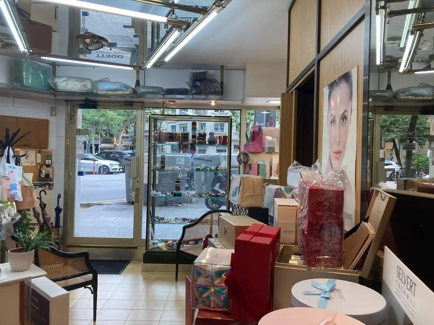 Local comercial en traspàs a VILLARROEL 223, imagen 2