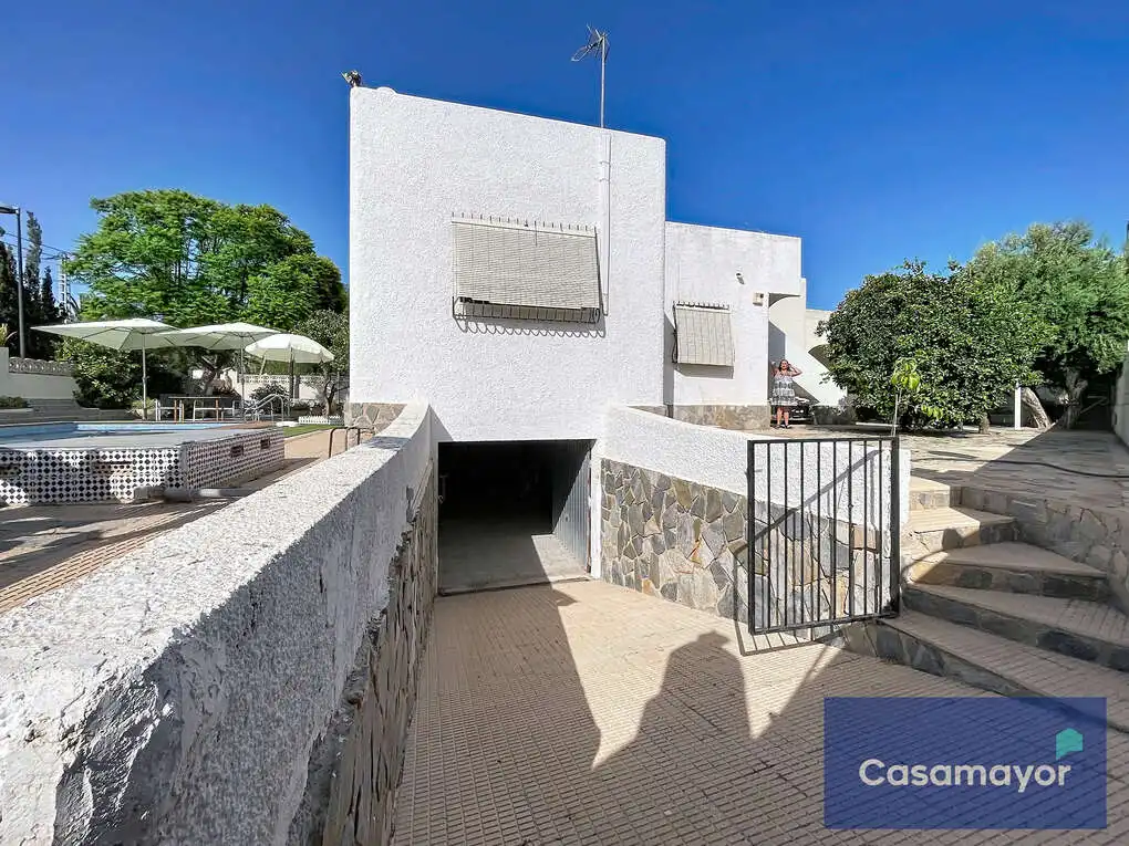 Vista exterior de Casa o xalet en venda en Sant Joan d'Alacant amb Aire condicionat, Jardí privat i Piscina