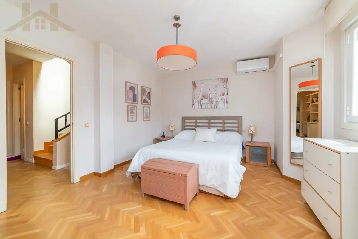 Dormitori de Casa adosada en venda en Torrelodones amb Aire condicionat, Calefacció i Jardí privat