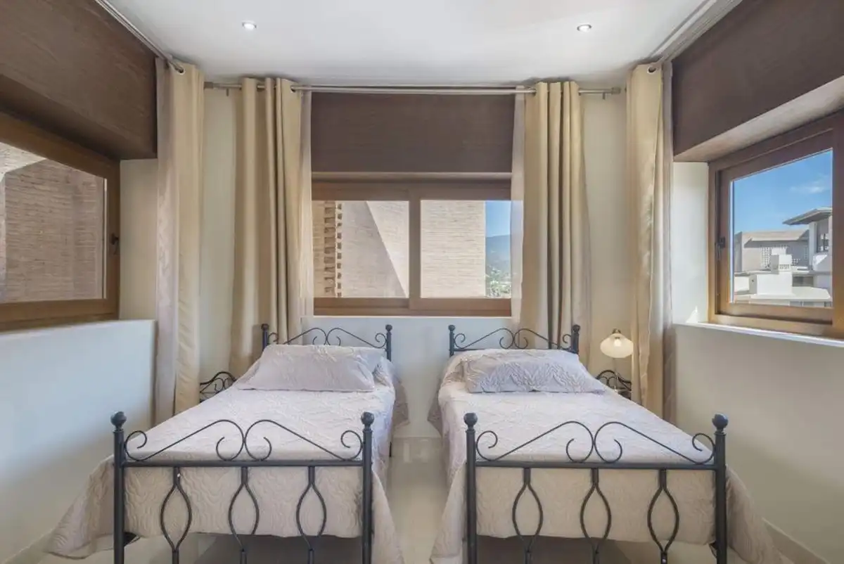 Habitación de Ático de alquiler en Estepona con Aire acondicionado, Terraza y Piscina