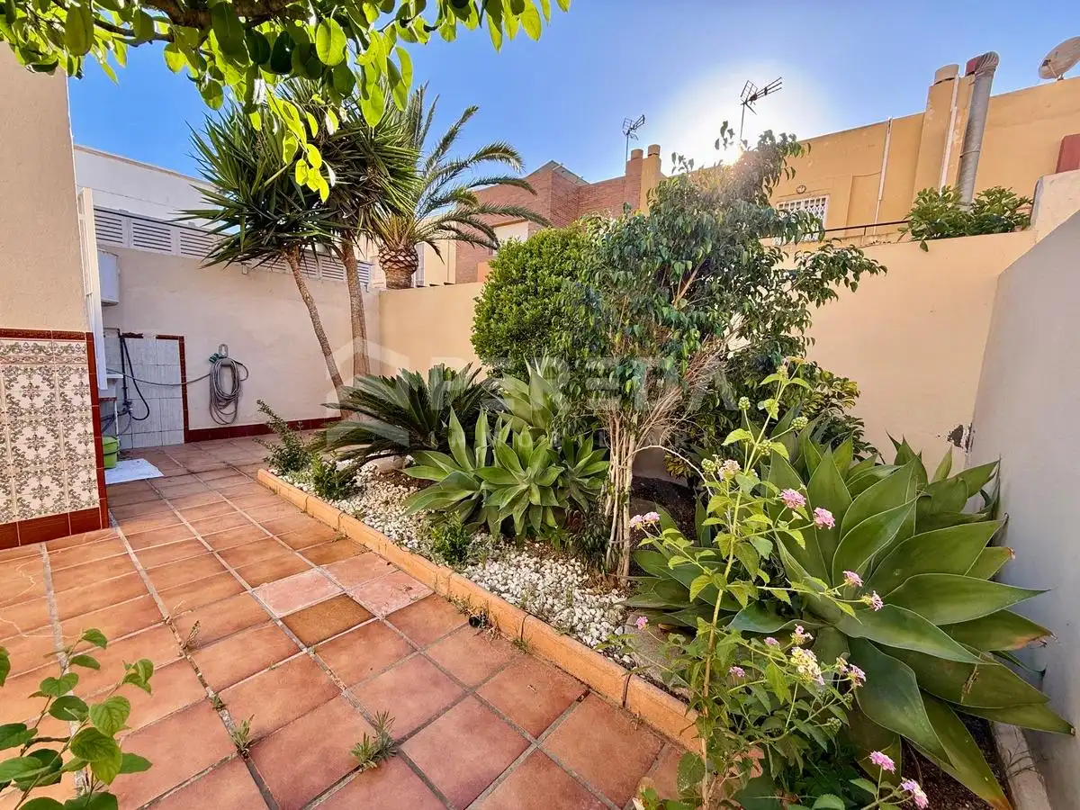 Jardín de Casa adosada en venta en Roquetas de Mar con Aire acondicionado y Jardín privado